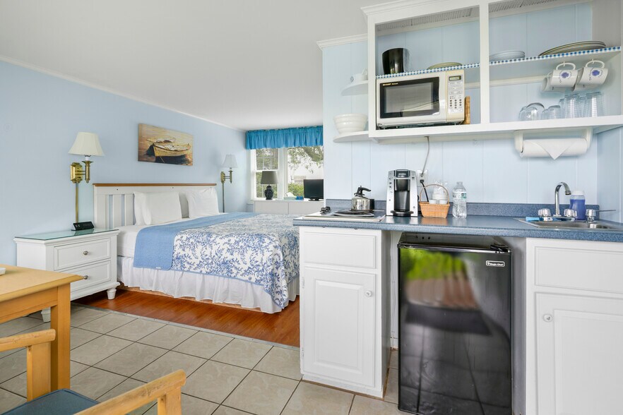 More Photos Of 196 Shore Rd, Chatham Hotel For Sale