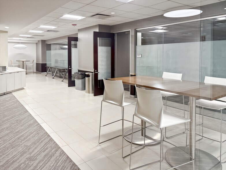 More Photos Of 10 N Martingale Rd, Schaumburg Coworking Space