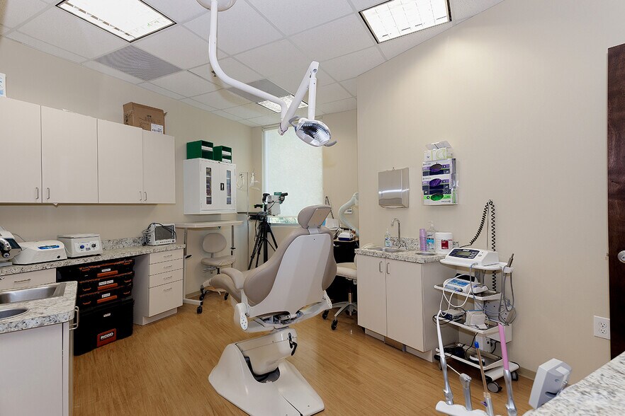 More Photos Of 114 Vision Park Blvd, Shenandoah Office For Sale