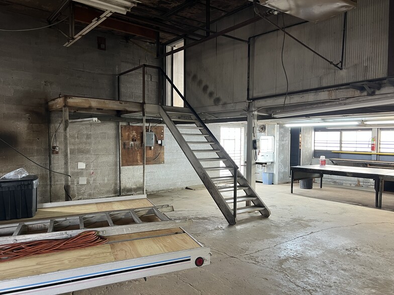 More Photos Of 636 Third Ave, Dallas Warehouse For Sale