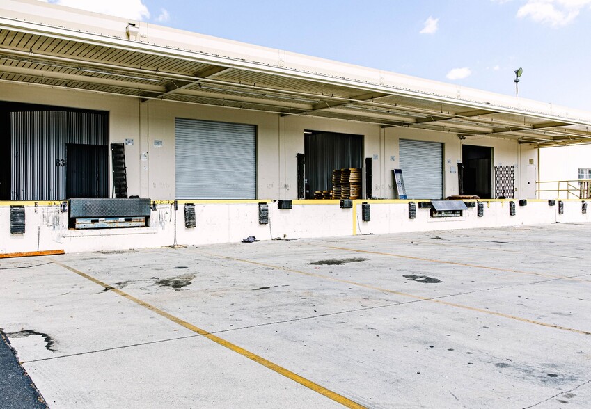 More Photos Of 21350 Lassen St, Chatsworth Warehouse For Lease