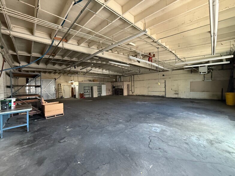 More Photos Of 1849 N Victory Pl, Burbank Warehouse For Lease
