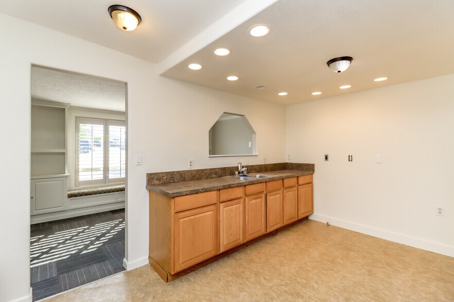 More Photos Of 3838 S Warner St, Tacoma Flex For Lease