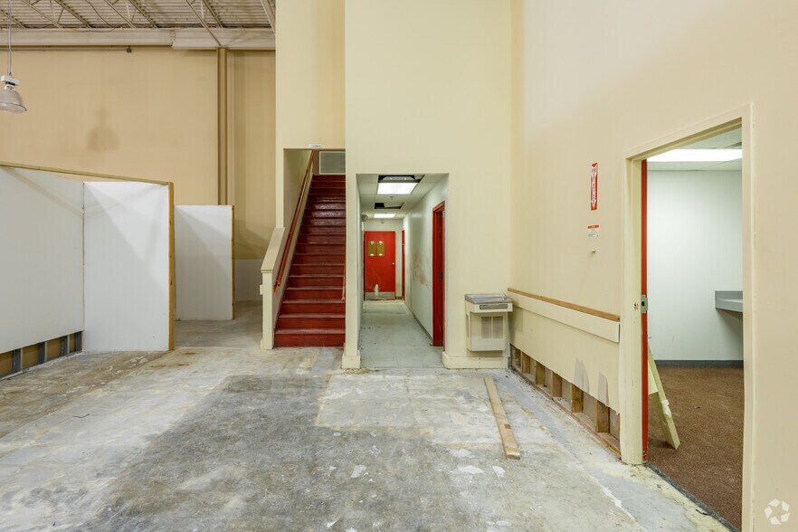 More Photos Of 8600-8604 W Brown Deer Rd, Milwaukee General Retail For Sale