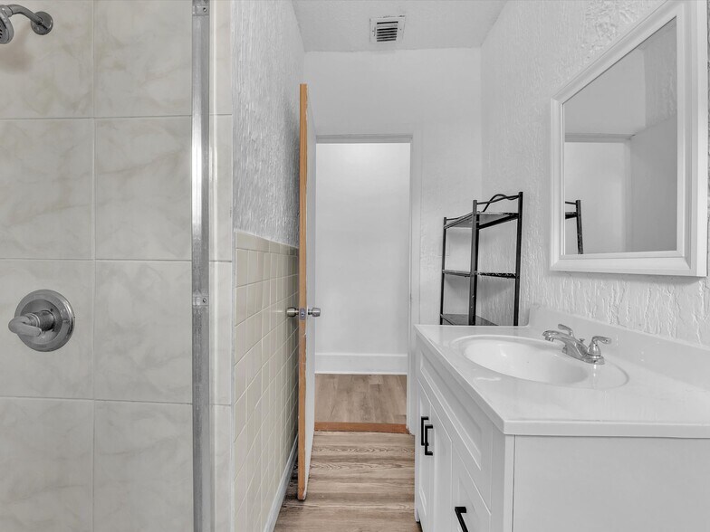 More Photos Of 1932 Dewey St, Hollywood Land For Sale