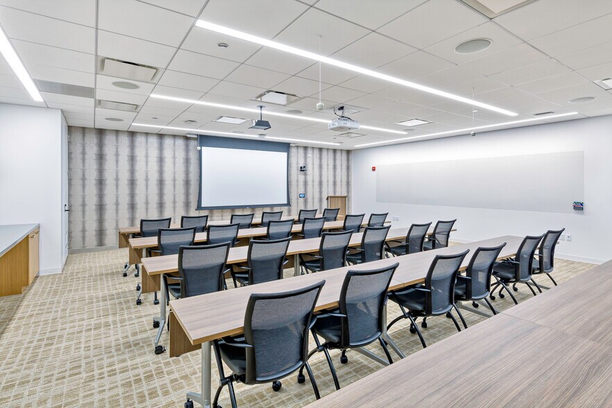 More Photos Of 125 S Wacker Dr, Chicago Office For Lease