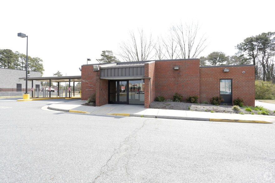 More Photos Of 1161 N George Washington Hwy N, Chesapeake Bank For Sale