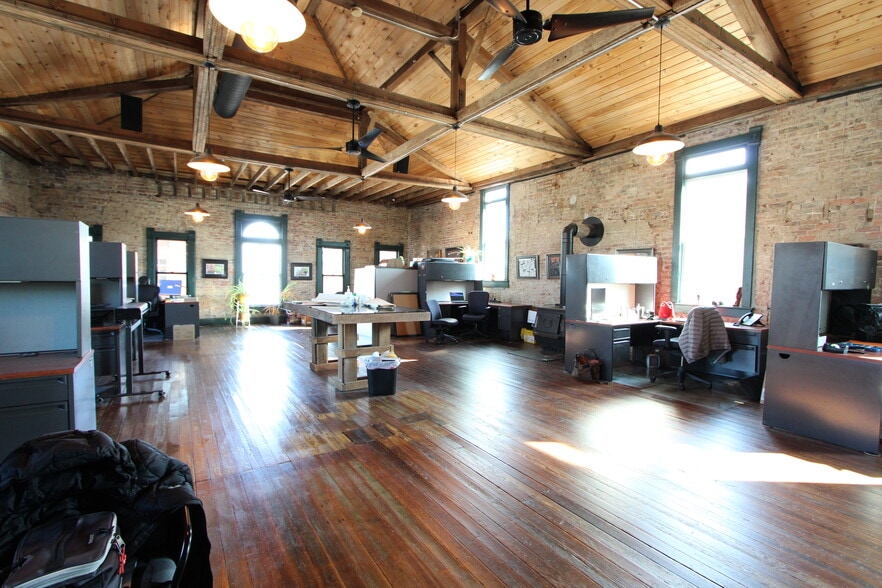 More Photos Of 102 S Main St, Kirklin Storefront Retail Office For Lease