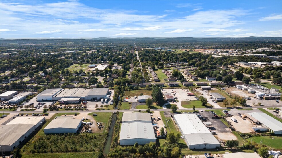 More Photos Of 2078 Ford Ave, Springdale Warehouse For Lease