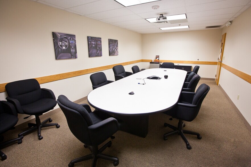 More Photos Of 857 Landmark Dr, Belvidere Warehouse For Lease
