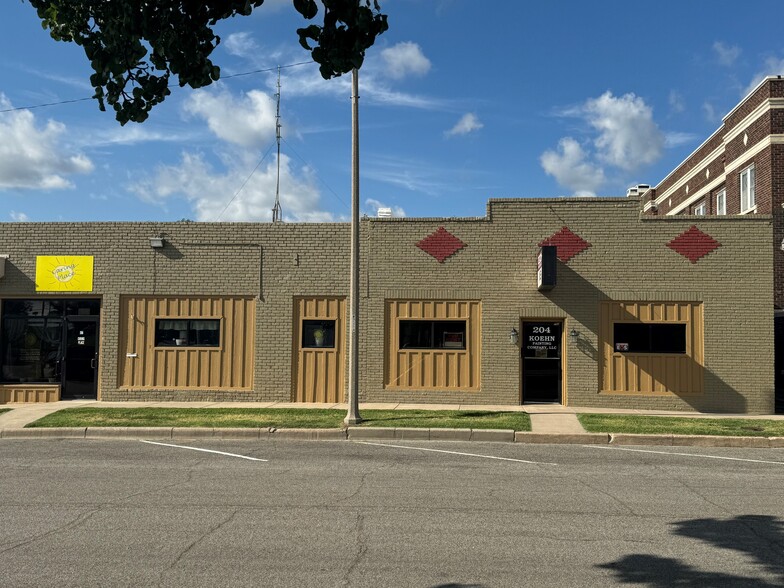 Primary Photo Of 204 W 6th St, Newton Office For Lease