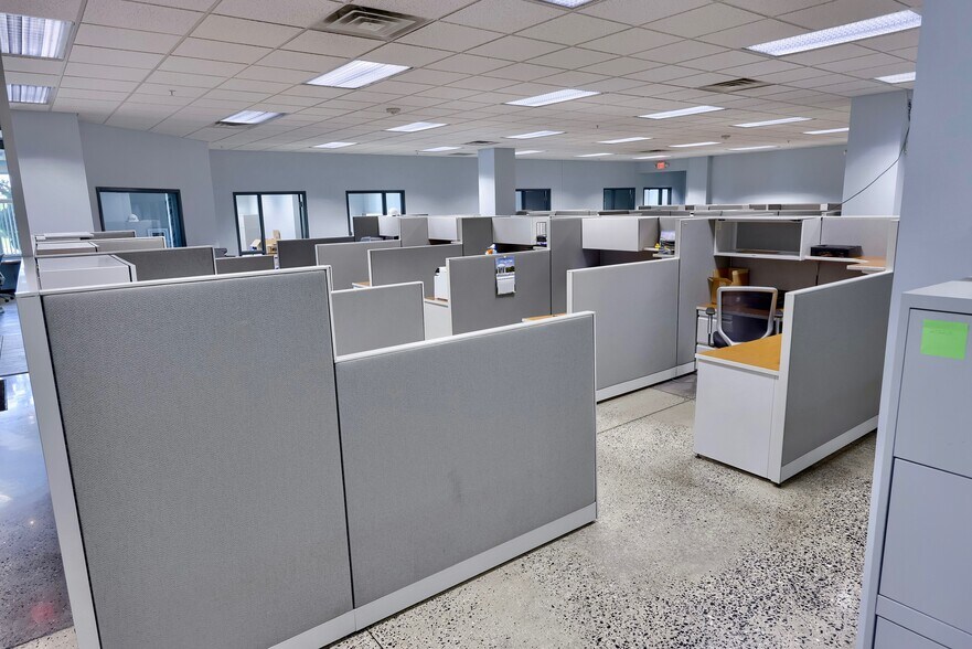 More Photos Of 22 Blackhawk Ln, Elizabethtown Distribution For Sale