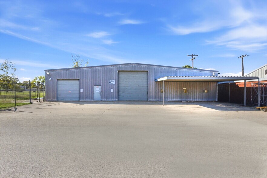 More Photos Of 13026 Rosecrest Dr, Houston Warehouse For Lease