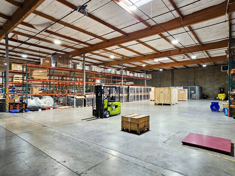 More Photos Of 12801-12815 NE Airport Way, Portland Warehouse For Lease