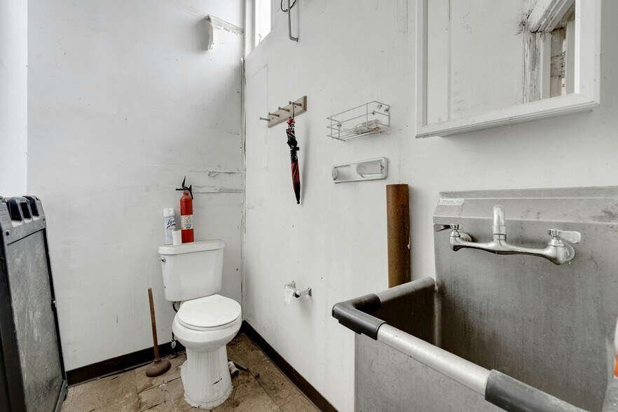 More Photos Of 2094 Boston Post Rd, Larchmont Storefront For Lease