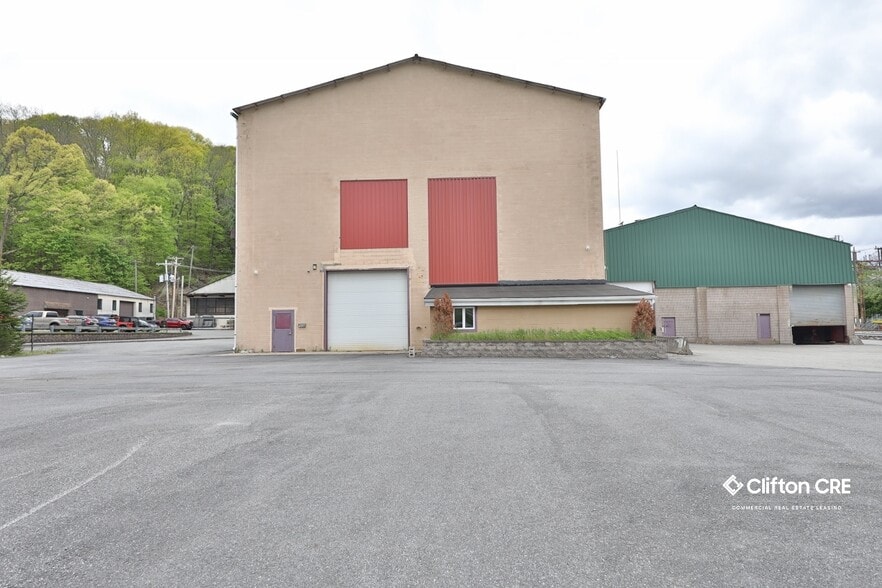 More Photos Of 126 E Dickerson St, Dover Warehouse For Lease