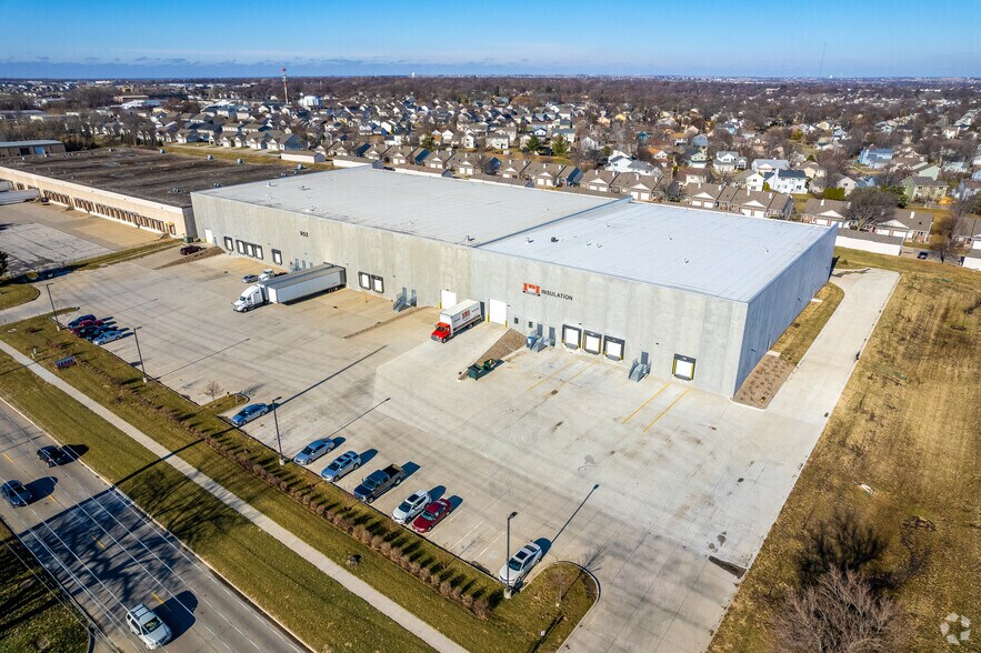 More Photos Of 902 SE Shurfine Dr, Ankeny Warehouse For Lease