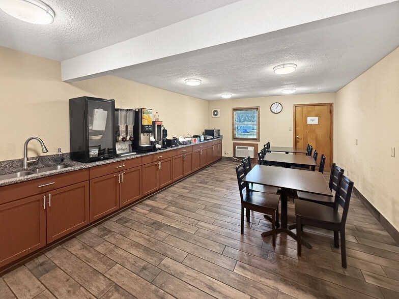More Photos Of 5020 NE 14th St, Des Moines Hotel For Sale