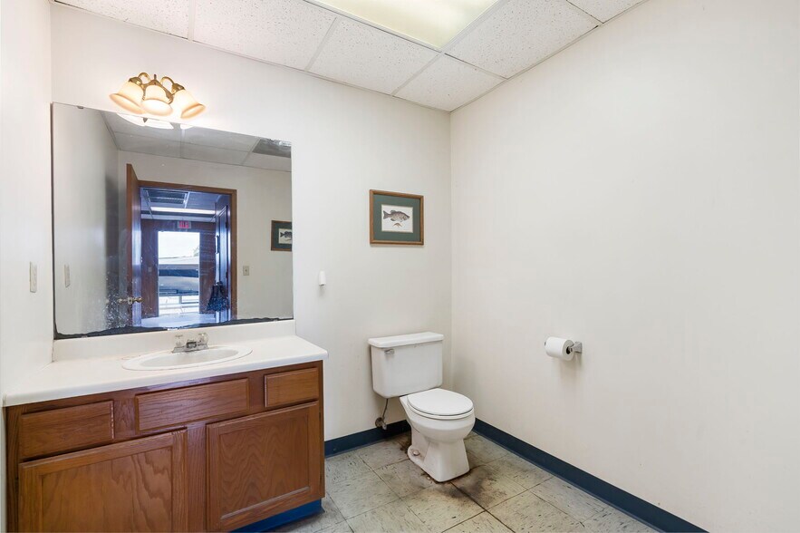 More Photos Of 5410 S Daniel St, Battlefield Manufacturing For Sale