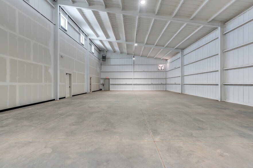 More Photos Of 3229 118th St, Lubbock Distribution For Sale