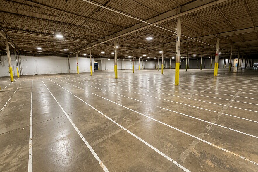 More Photos Of 624 B Ave E, Seymour Warehouse For Lease