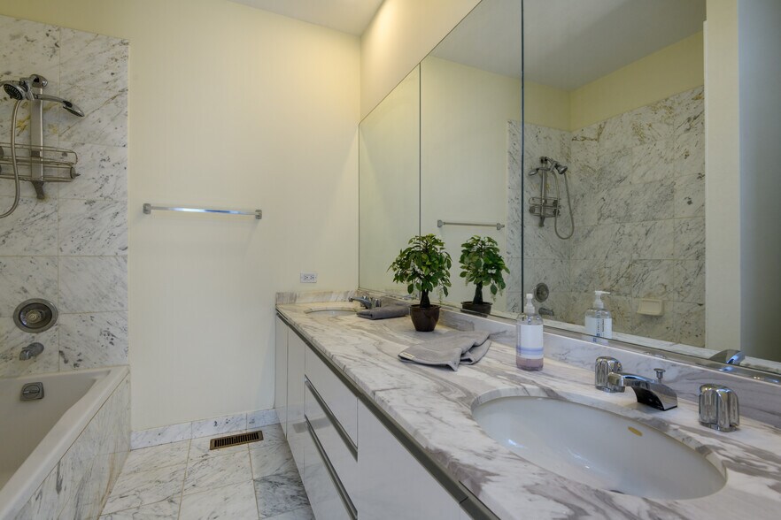 More Photos Of 1500 W Altgeld St, Chicago Apartments For Sale