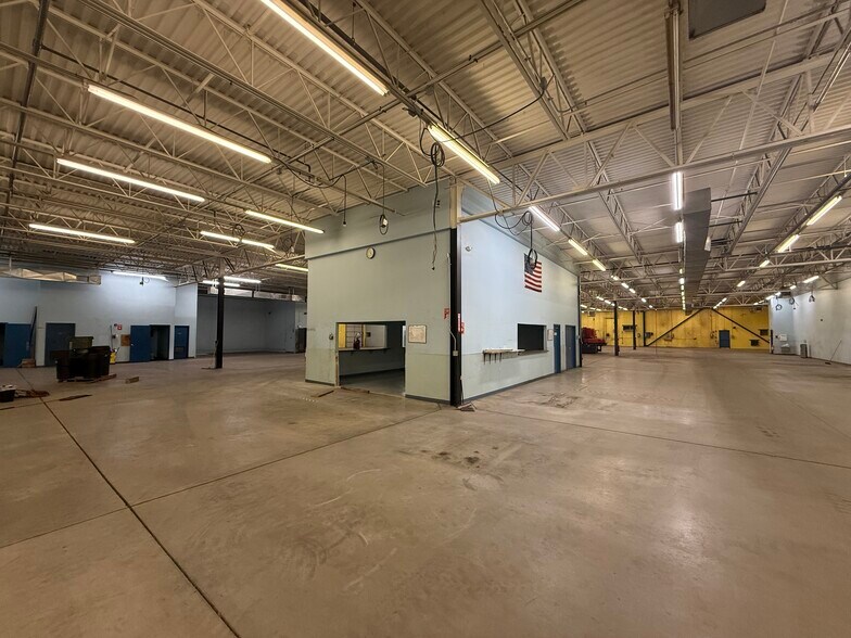 More Photos Of 4 Cabot Rd, Hudson Light Manufacturing For Lease