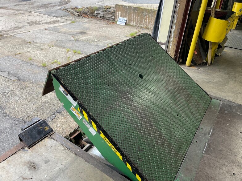 More Photos Of 6704 Pingree Rd, Crystal Lake Manufacturing For Lease