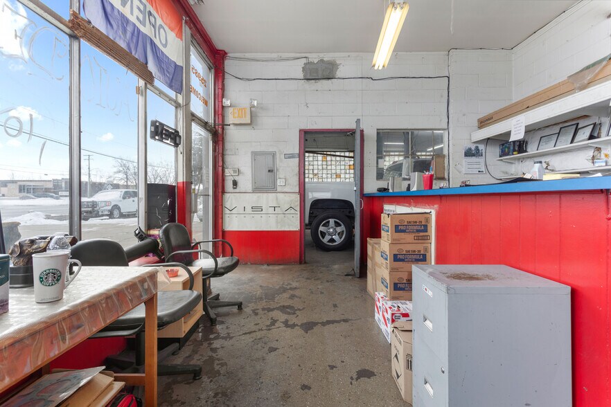 More Photos Of 25985 Groesbeck Rd, Warren Auto Repair For Sale
