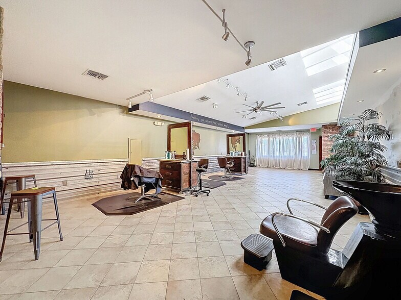 More Photos Of 13414 US Highway 19, Hudson Showroom For Lease