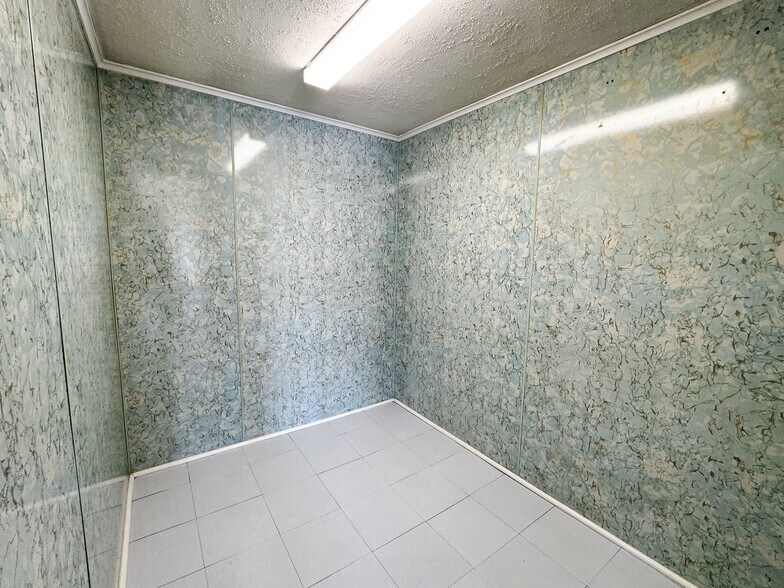 More Photos Of 124 E Main Rd, Middletown General Retail For Lease