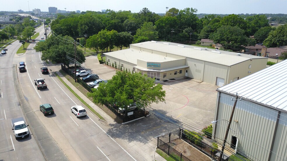 More Photos Of 6358 Pinemont Dr, Houston Showroom For Lease
