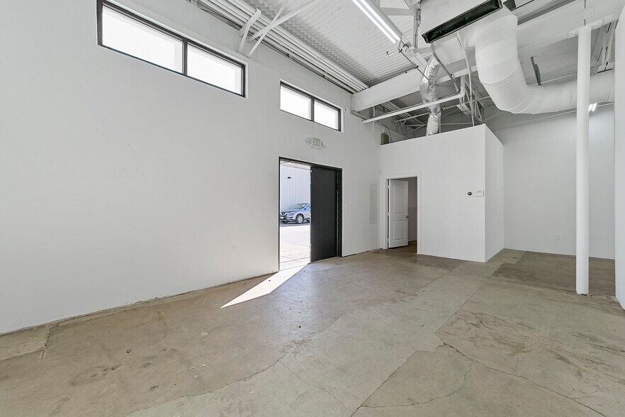 More Photos Of 136 Glass St, Dallas Storefront For Lease