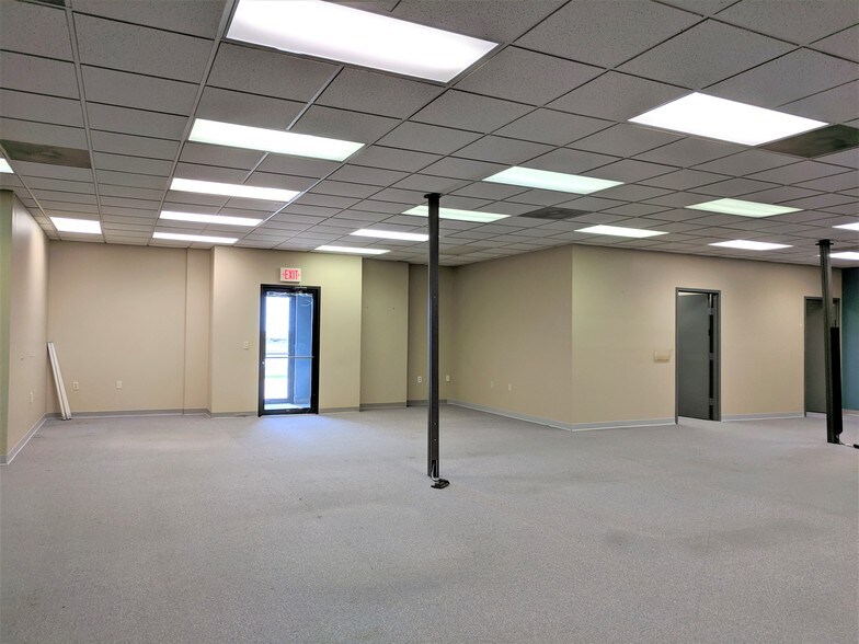 More Photos Of 901 W Main St, El Paso Office For Sale