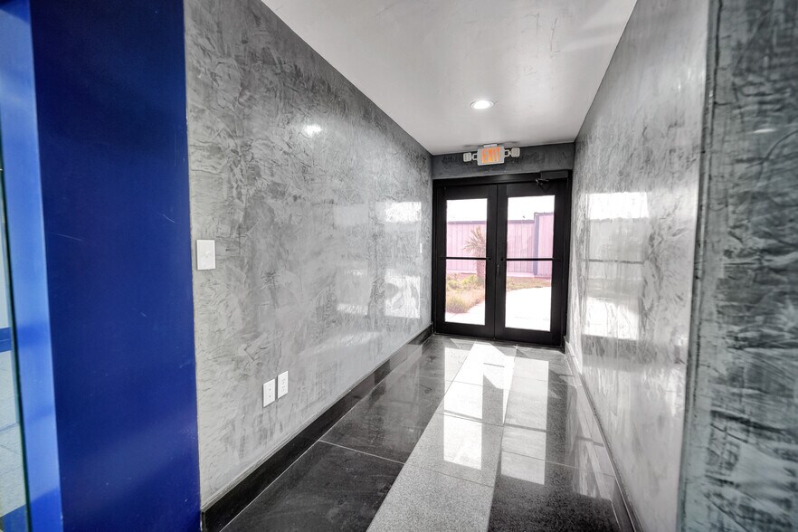 More Photos Of 2903 Wall St, Midland Office For Lease