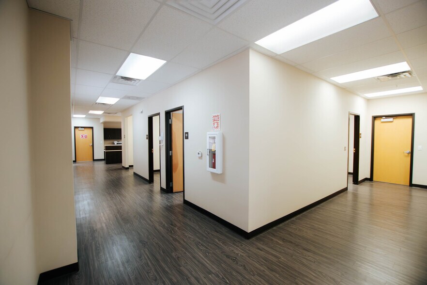 More Photos Of 9870 N Gateway Blvd, El Paso Office For Lease