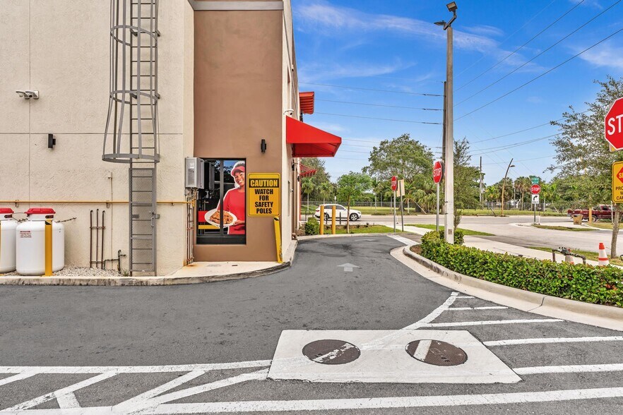 More Photos Of 2010 NW 6th St, Fort Lauderdale Fast Food For Lease