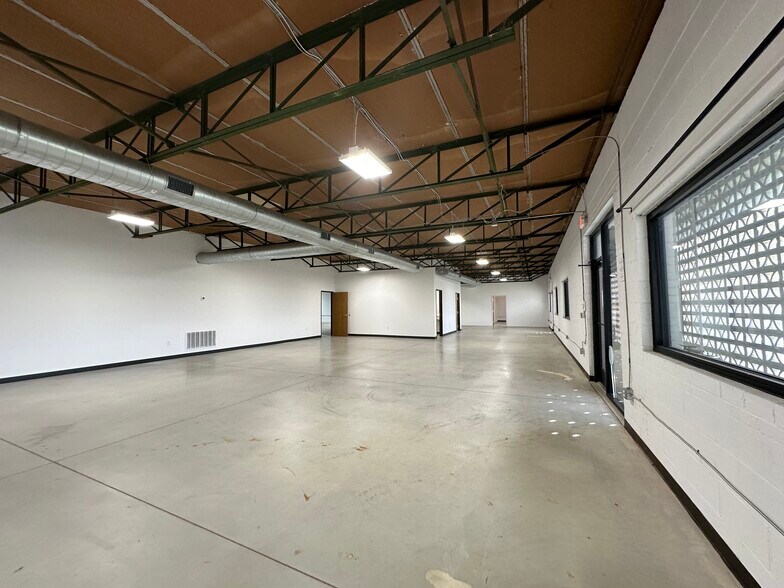 Primary Photo Of 845 Regal Row, Dallas Warehouse For Lease