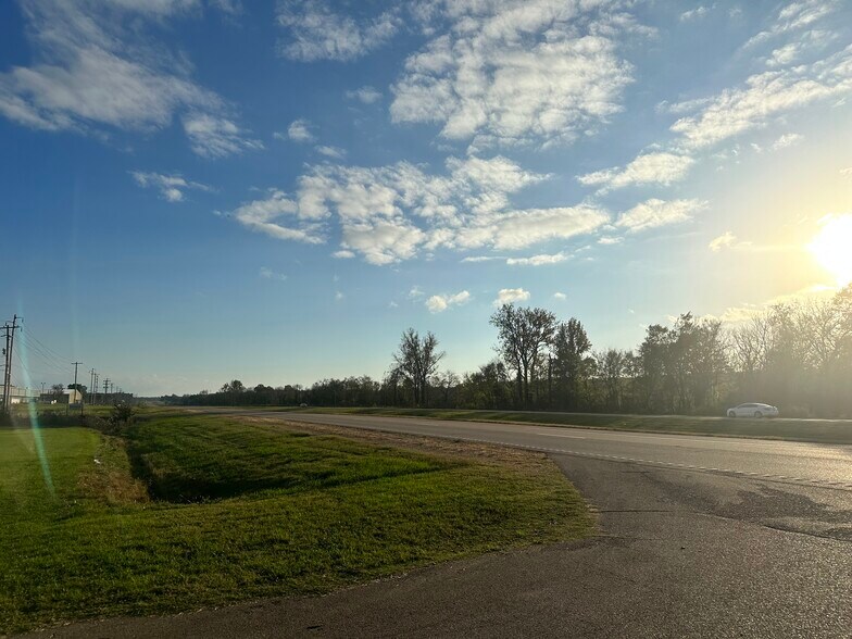 More Photos Of 944 Highway 15 N, New Albany Warehouse For Lease