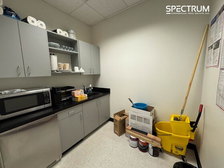 More Photos Of 15414 Cabrito Rd, Van Nuys Manufacturing For Lease