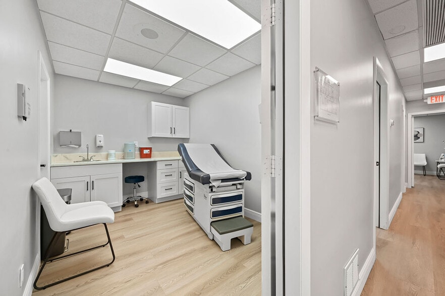 More Photos Of 1801 SE Hillmoor Dr, Port Saint Lucie Medical For Lease