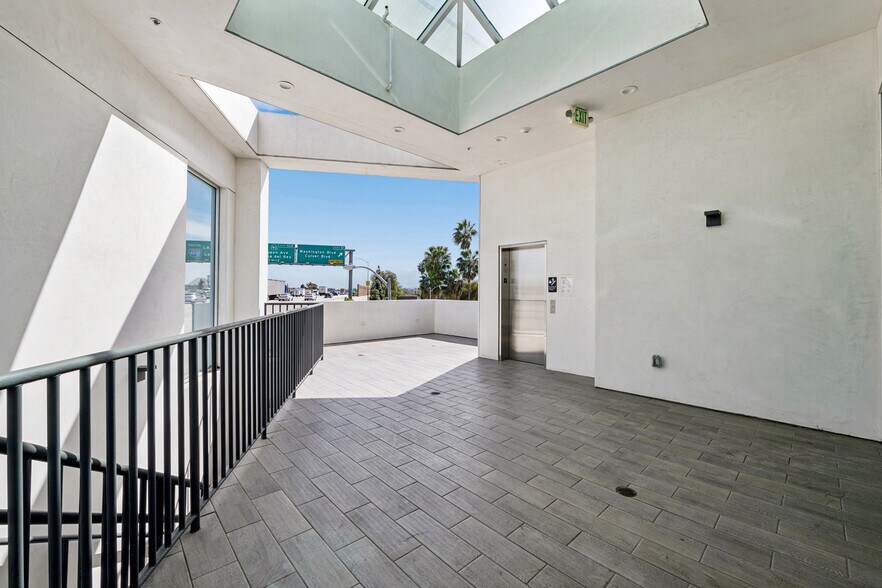 More Photos Of 11259 Washington Blvd, Culver City Office For Sale