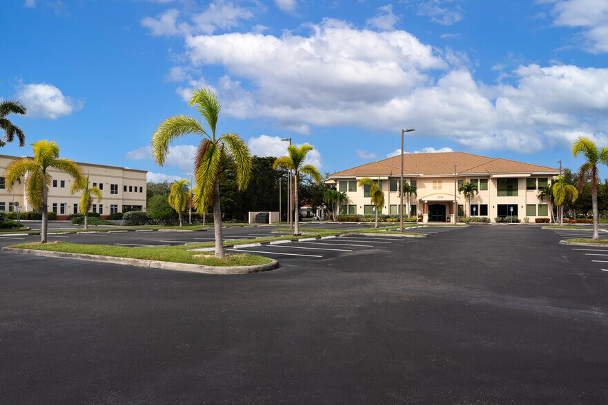 More Photos Of 1591 Hayley Ln, Fort Myers Office For Lease