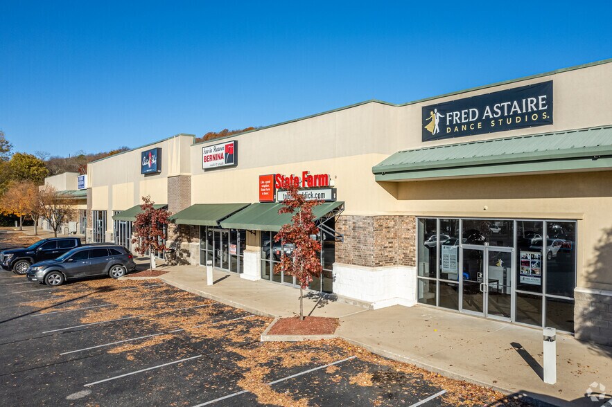More Photos Of 3162 W Sixth St, Fayetteville Unknown For Lease