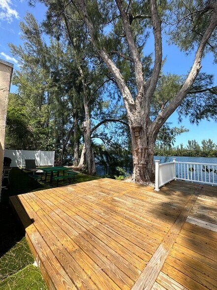 More Photos Of 423-425 NW 10th Ter, Hallandale Beach Light Manufacturing For Lease