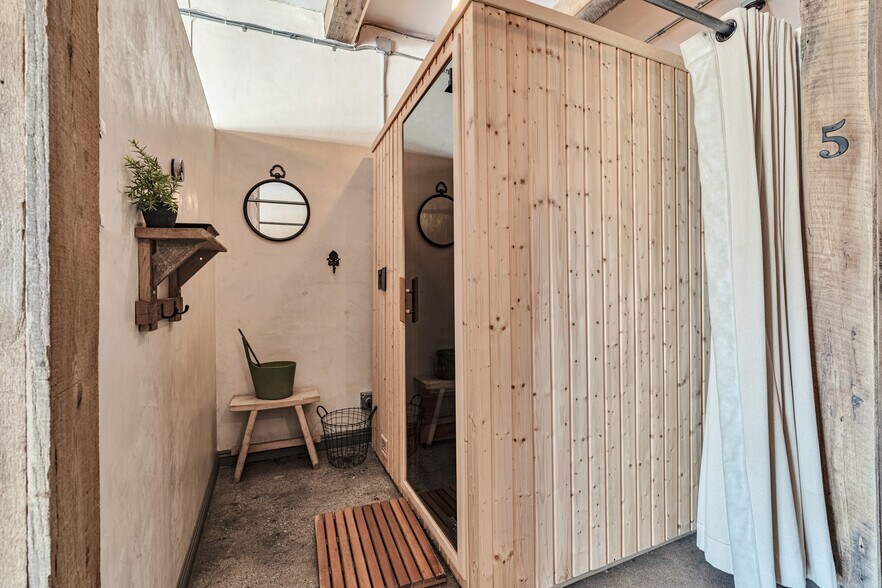 More Photos Of 24363 Main St, Santa Clarita Freestanding For Sale