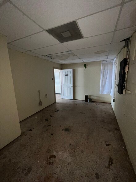 More Photos Of 7606-08 W Judge Perez dr, Arabi Flex For Lease