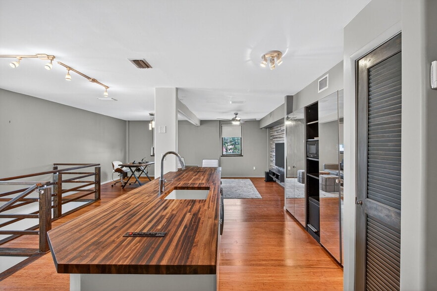 More Photos Of 5657 Shore S blvd, Gulfport Specialty For Sale