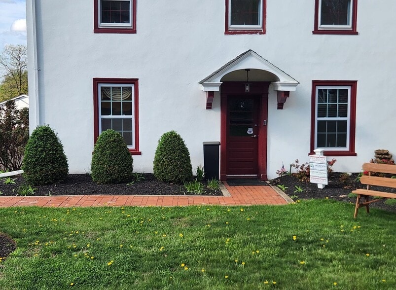 More Photos Of 46 Hilltown Pike, Line Lexington Office For Sale