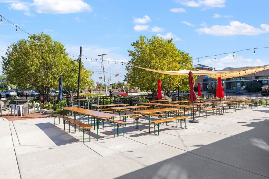 More Photos Of 6811 Hickory St, Tinley Park Bar For Sale